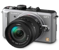 PANASONIC DMC-GF1KEG-S (sada 14-45 mm) strieborný + Brašna DMC-BAG1 + Pamäťová karta SDHC Premium 32 GB 60x